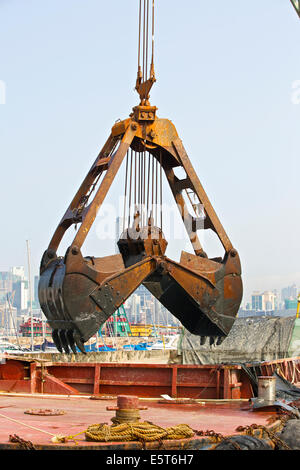 Afferrare il dragaggio di Causeway Bay Typhoon Shelter, Hong Kong. Foto Stock