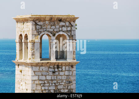 Cima di un campanile con il mare Adriatico in background di Porec, in Croazia. Foto Stock