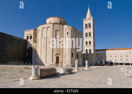 La chiesa di San Donato con il campanile della cattedrale di Santa Anastasia in background in Zadar, Croazia. Foto Stock