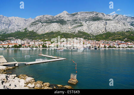 Città vecchia di Makarska con la montagna Biokovo in background, Croazia. Foto Stock