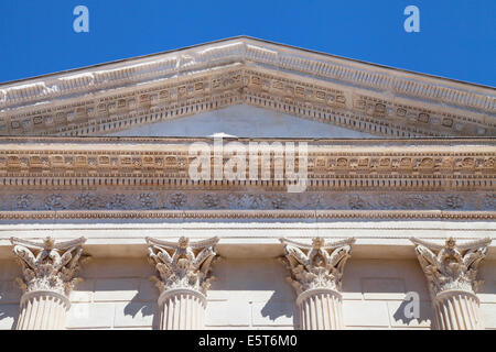 Frontone e capitelli corinzi di La Maison Carree, Nimes, Francia. Foto Stock