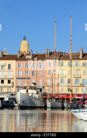 Il porto vecchio, Yachts e Waterfront case a Saint Tropez Var Costa Azzurra o la Costa Azzurra Francia Foto Stock