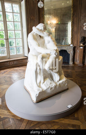 Il bacio, marmo scultura di Auguste Rodin, Museo Rodin a Parigi, Francia Foto Stock