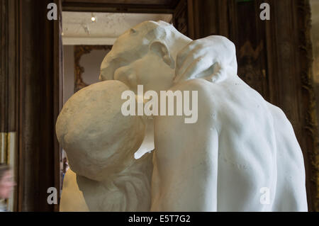 Il bacio, marmo scultura di Auguste Rodin, Museo Rodin a Parigi, Francia Foto Stock