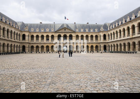 Cortile del Museo dell'Esercito in Hotel des Invalides, Parigi, Francia Foto Stock