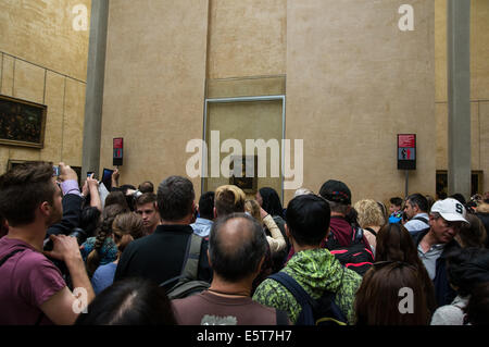 I turisti a scattare foto di Mona Lisa pittura nel museo del Louvre a Parigi, Francia Foto Stock