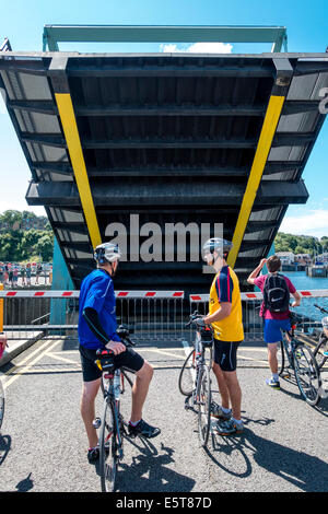 Ponte mobile sollevato su uno dei 3 blocca il collegamento di Cardiff Bay a Severn Estuary Foto Stock