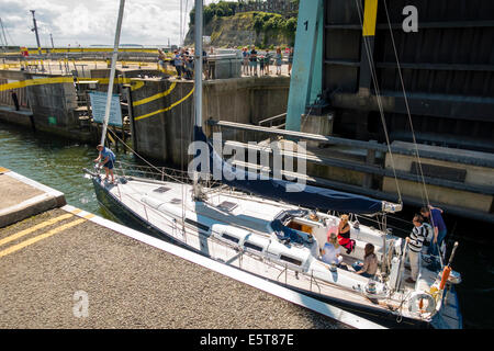 Barche a vela navigazione porte di blocco della Baia di Cardiff Barrage Foto Stock