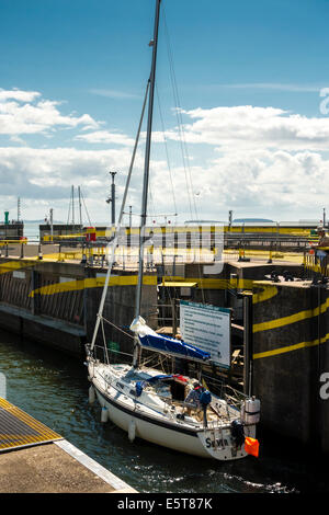 Barche a vela navigazione porte di blocco della Baia di Cardiff Barrage Foto Stock