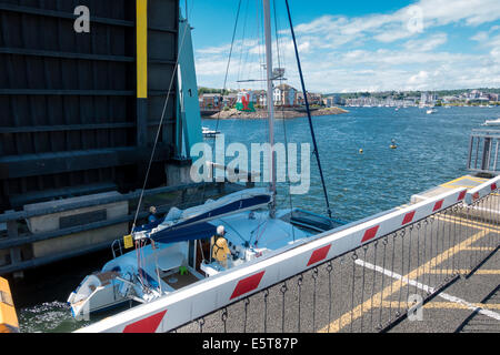 Barche a vela navigazione porte di blocco della Baia di Cardiff Barrage Foto Stock