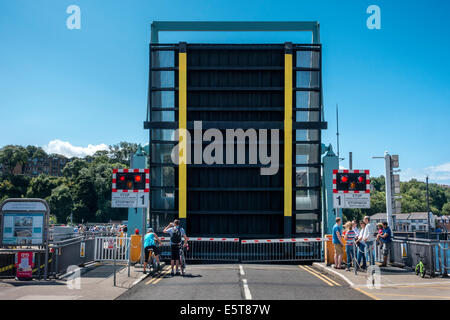 Ponte mobile sollevato su uno dei 3 blocca il collegamento di Cardiff Bay a Severn Estuary Foto Stock