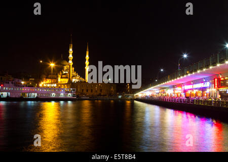 E il Ponte di Galata quartiere Eminonu Foto Stock