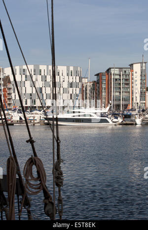 Viste della Haven Marina; University Campus Suffolk edificio; sinistra; e Nettuno Marina building; destra; Ipswich. 01/08/14 010814300 Foto Stock