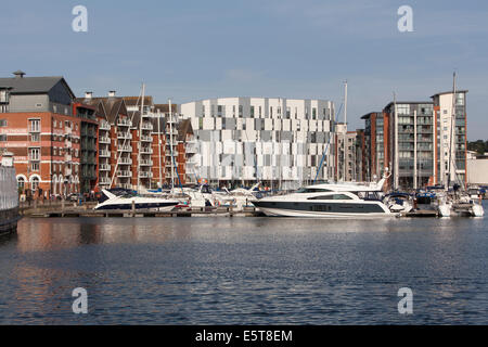 Viste della Haven Marina, Salthouse Harbour Hotel, sinistra, University Campus Suffolk edificio, centro e Nettuno Marina building. Foto Stock