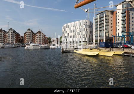 Viste della Haven Marina; Ipswich. University Campus Suffolk; centro; Neptune Marina Building, destra. Foto Stock