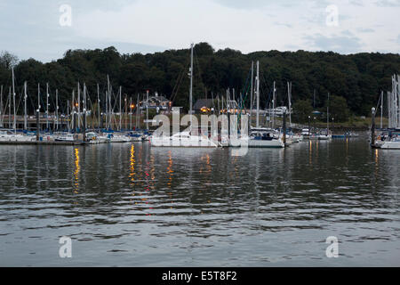 Twillight; crepuscolo vista delle barche e yacht ormeggiati a Marina Woolverstone sul fiume Orwell; Ipswich. 01/08/14 010814300 Foto Stock