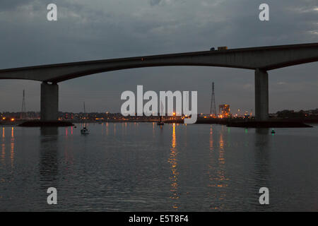 Vista della parte di Orwell Bridge dal livello del fiume vela torna a, Ipswich, Suffolk REGNO UNITO al crepuscolo. Foto Stock