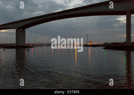 Vista della parte di Orwell Bridge dal fiume vela torna alla marina, Ipswich, Suffolk REGNO UNITO al crepuscolo. Foto Stock