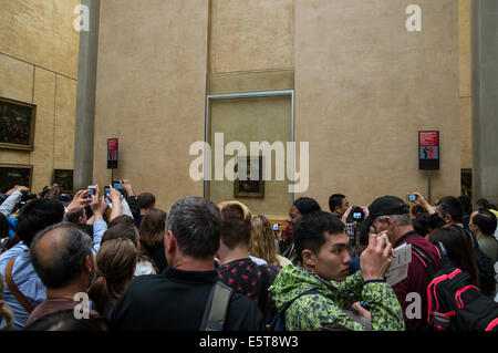 I turisti a scattare foto di Mona Lisa pittura nel museo del Louvre a Parigi, Francia Foto Stock