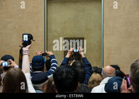 I turisti a scattare foto di Mona Lisa pittura nel museo del Louvre a Parigi, Francia Foto Stock