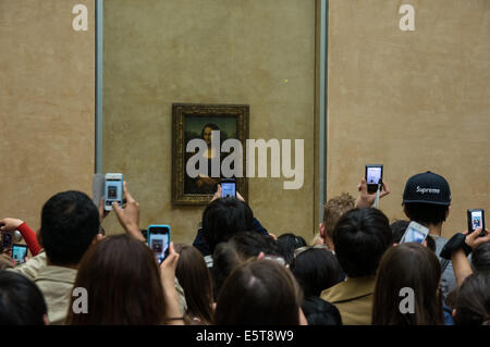 I turisti a scattare foto di Mona Lisa pittura nel museo del Louvre a Parigi, Francia Foto Stock