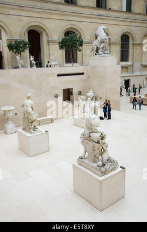 Sala di scultura del museo del Louvre a Parigi, Francia Foto Stock