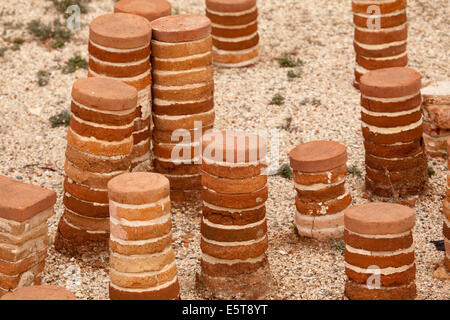 Round pilae pile (supporti per impianti di riscaldamento a pavimento) nelle Terme Romane a Kourion, Cipro. Foto Stock