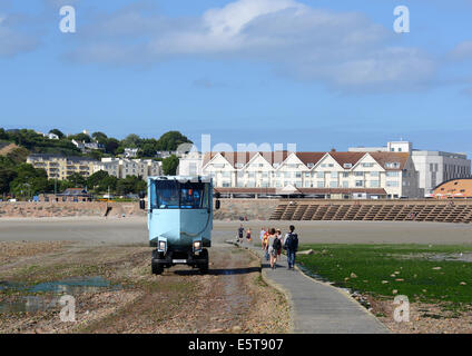 Il Castello traghetto trasportando i visitatori al Castello di Elizabeth in St Aubin's Bay, Jersey, Isole del Canale, GB Foto Stock