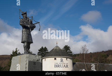 Statua di Piper in ingresso alla casa di Bruar Foto Stock