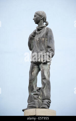 Backpacking ragazza una scultura da Kenny Hunter nel nuovo Gorbals Glasgow Foto Stock