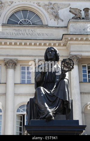 Nicolaus Copernicus monumento davanti della Accademia delle Scienze di Varsavia Foto Stock