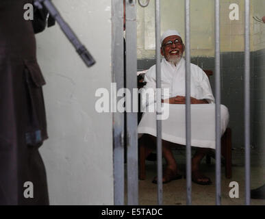 A Sud di Giacarta, a Jakarta, Indonesia. Il 6 agosto, 2014. (File) In questo file foto scattata il 05 maggio 2011, radicale chierico indonesiano Abu Bakar Bashir è visto in una corte cella di detenzione durante il suo verdetto di un tribunale di Giacarta. Il imprigionato indonesiano chierico militante ha promesso fedeltà a jihadisti che hanno superato il fasce di Iraq e rivendicato la leadership del mondo musulmano, un gruppo radicale ha detto agosto 5, 2014. Bashir, un vocal sostenitore di Al Qaeda style jihad, è stato in e fuori di prigione per anni e sta attualmente servendo un 15-anno termine per il finanziamento del terrorismo. (Credito Immagine: © Afriadi Hikmal/Z Foto Stock