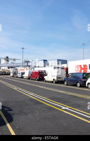 La linea di automobili in attesa di salire a bordo del traghetto nel porto di Dover, Regno Unito Foto Stock