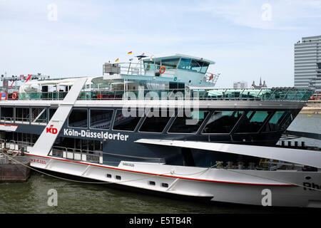 Traghetto Cologne-Dusseldorf ancorata in riva del fiume Reno, Colonia, Germania Foto Stock