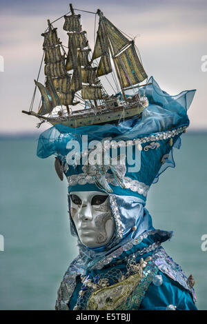 Donna in nave costume a tema attraversa la laguna veneziana dal vaporetto durante il Carnevale di Venezia. Foto Stock