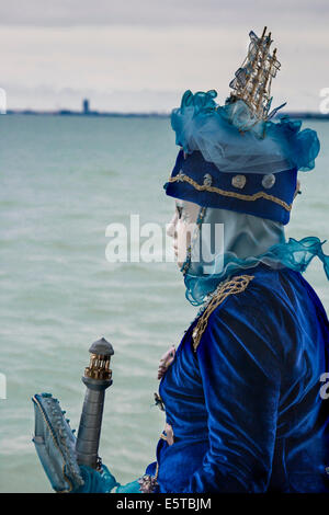 Donna in nave costume a tema attraversa la laguna veneziana dal vaporetto durante il Carnevale di Venezia. Foto Stock