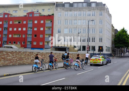 Ciclo turistica tour su Boris bikes a Londra Foto Stock