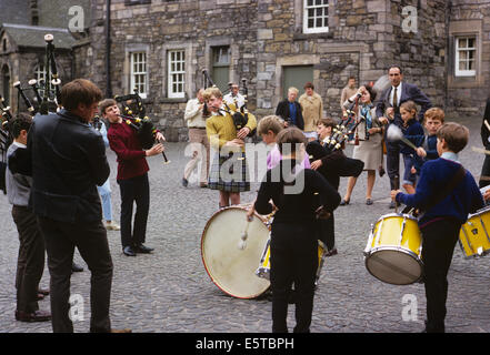 La pratica delle cornamuse, il Castello di Stirling, Stirling, Scozia 690713 103 Foto Stock