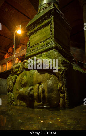 Un gigante di testa di Medusa supporta una colonna presso la Basilica Cisterna ad Istanbul in Turchia. Foto Stock