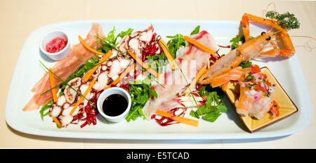 Immagine di un tipico piatto di frutti di mare dalla città di Faenza Italia contenente un assortimento di molluschi. Foto Stock