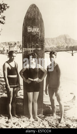 Miss Honolulu 1925, Caroline 'Leilani' Deas, sulla spiaggia con la leggendaria surfer Duke Kahanamoku la tavola da surf, che ha guidato. Foto Stock