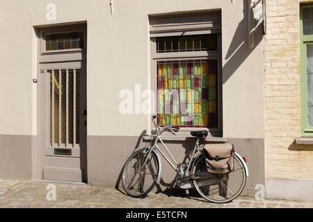 Moto parcheggiata per le strade della città vecchia di Bruges, Belgio Foto Stock