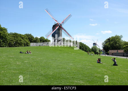 Gente che si diverte nel mulino Sint-Janshuis parco giochi a Bruges, Belgio Foto Stock