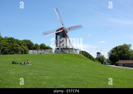 Gente che si diverte nel mulino Sint-Janshuis parco giochi a Bruges, Belgio Foto Stock