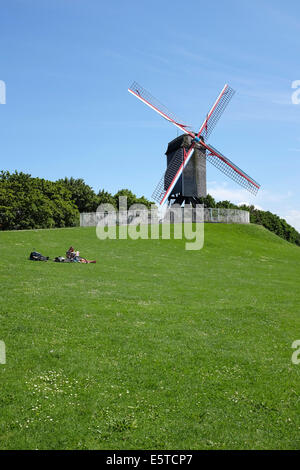 Giovane divertendosi nel mulino Sint-Janshuis parco giochi a Bruges, Belgio Foto Stock