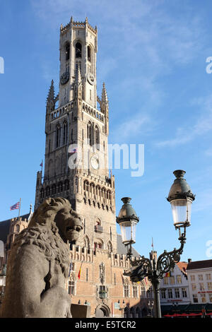 Il Belfray, edificio storico e punto di riferimento nel Markt o Piazza del Mercato della Città vecchia di Bruges, Belgio Foto Stock