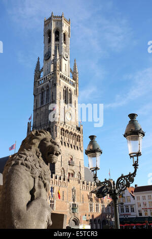 Il Belfray, edificio storico e punto di riferimento nel Markt o Piazza del Mercato della Città vecchia di Bruges, Belgio Foto Stock