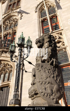 Lion nell'ingresso principale della Corte Provinciale edificio della città vecchia di Bruges, Belgio Foto Stock
