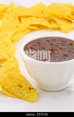 Messicano artigianale chipotle salsa su vintage in marmo di carrara tavolo, con un delizioso sapore affumicato perfetto per tutti i vostri messicano, tex- Foto Stock