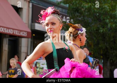 Oak Park, Illinois, Stati Uniti d'America. 5 agosto 2014. Può ballerini può portare un assaggio della Francia di Marion Street durante l'arte dans la rue festival in questo sobborgo di Chicago. Credito: Todd Bannor/Alamy Live News Foto Stock